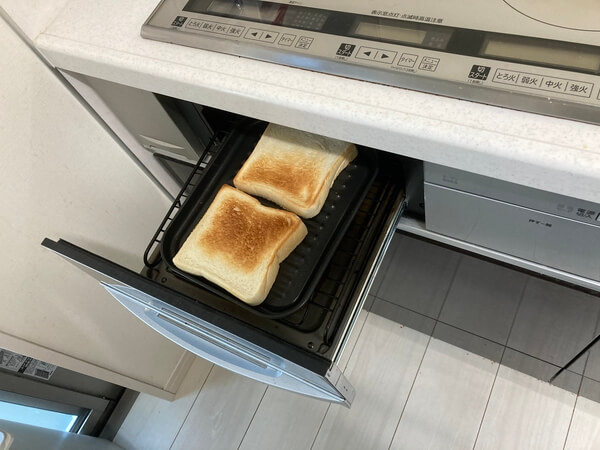 キッチングリルでパンを焼いている